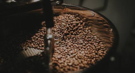 ¿Qué tipo de café se recomienda para obtener mejores resultados en una cafetera italiana?