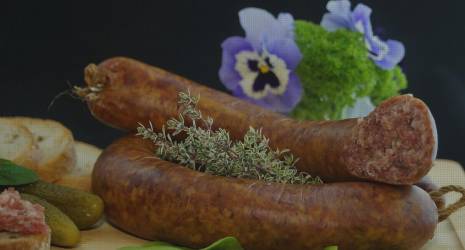 ¿Se puede utilizar una picadora de carne manual para preparar embutidos?