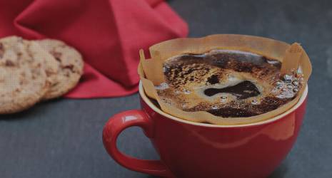 ¿Es recomendable usar agua filtrada en una cafetera italiana?