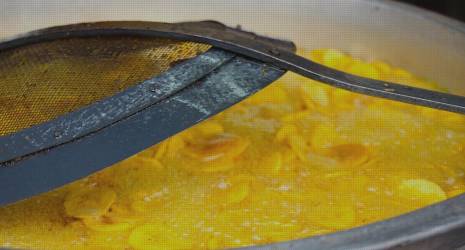 ¿Es recomendable descongelar los alimentos antes de freír en una freidora de aceite?