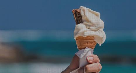 ¿Se pueden encontrar recetas específicas para hacer helado en una máquina con compresor?